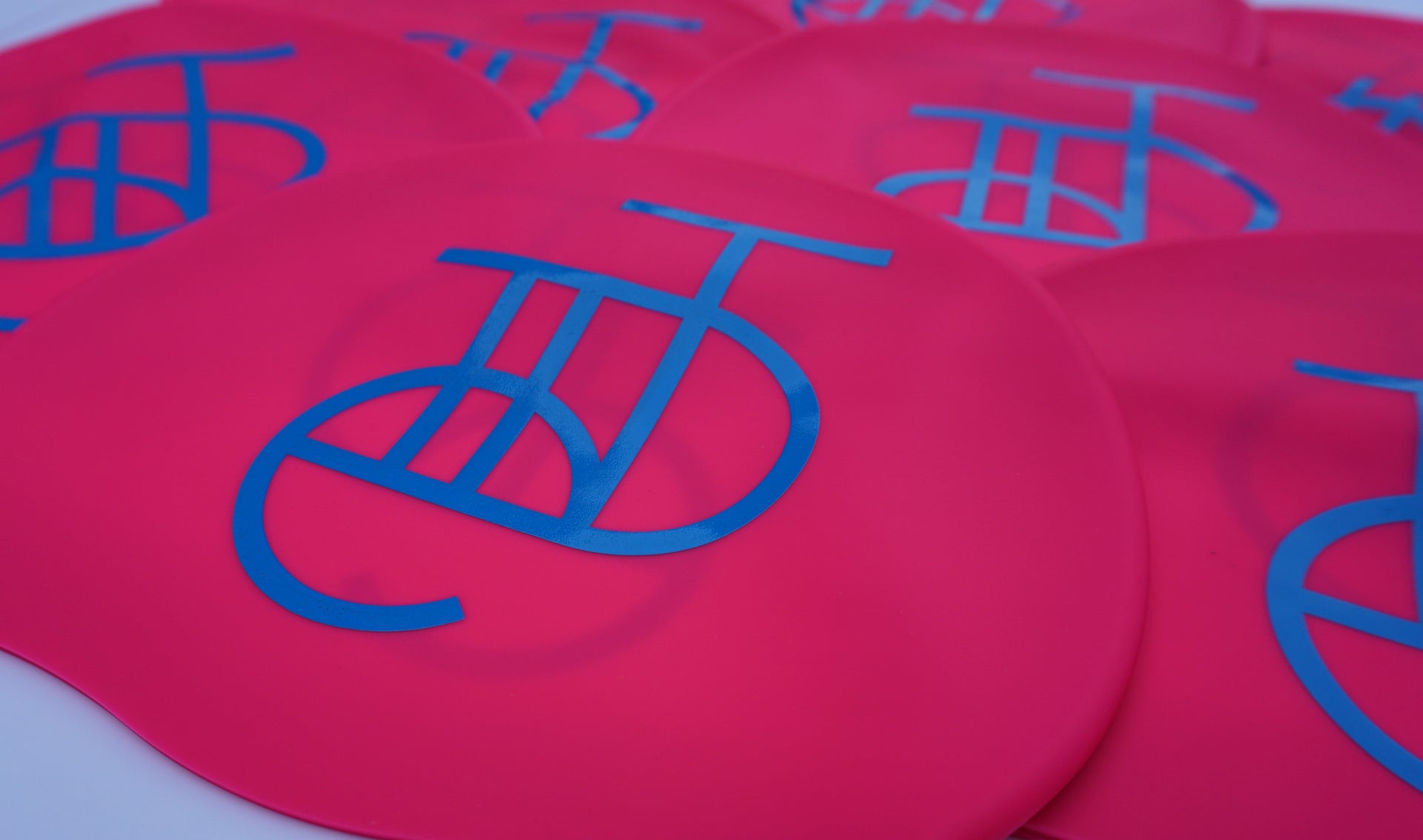 Tiide Logo swim hat pink matte - close up